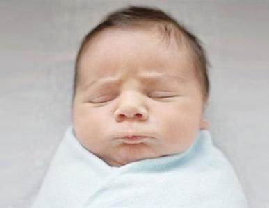 宝宝快两岁了囟门还没闭合,两岁小孩前囟门还没有闭合正常吗