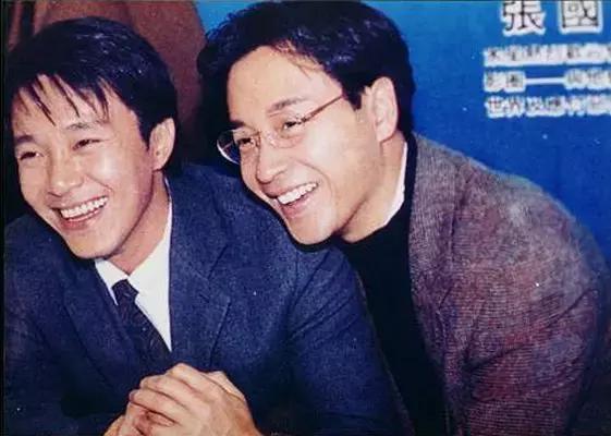 带你们看星爷年轻到老的照片,星爷年轻时图片