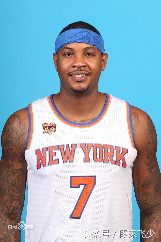 篮球场上小前锋的位置以及打法,篮球场上五个位置的正确解释