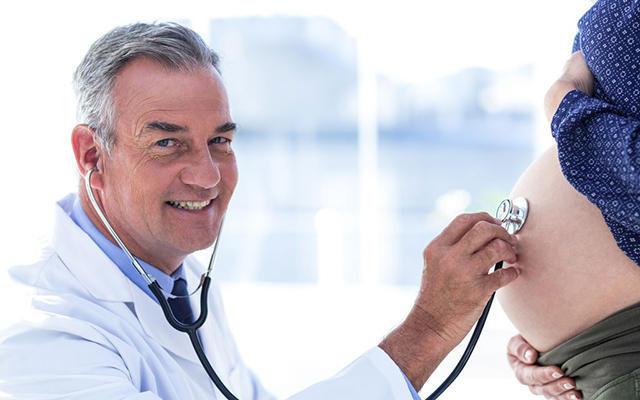 怀孕三个月突然大量出血了,怀孕三个月孕妇出少许血有问题吗