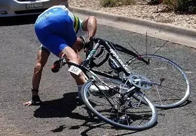 不谨慎撞到车但是车完好无损,不谨慎摔车了