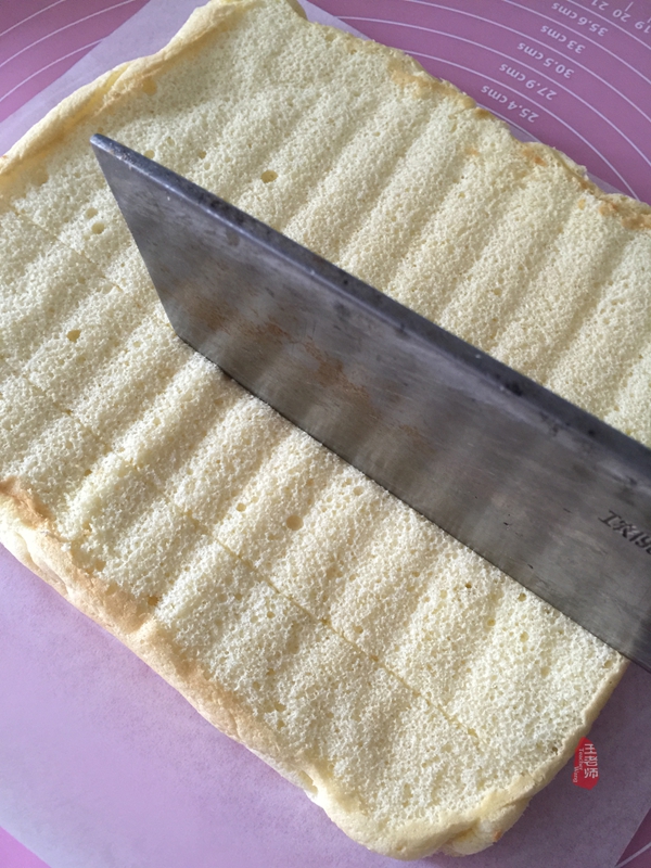 首次学做的蛋卷，特为孙女送上的儿童节礼物—曼越莓干蛋糕卷