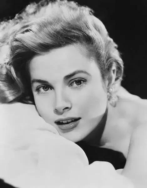 三百年爱情诅咒终结者，那个欧洲最帅王子最后娶了谁？