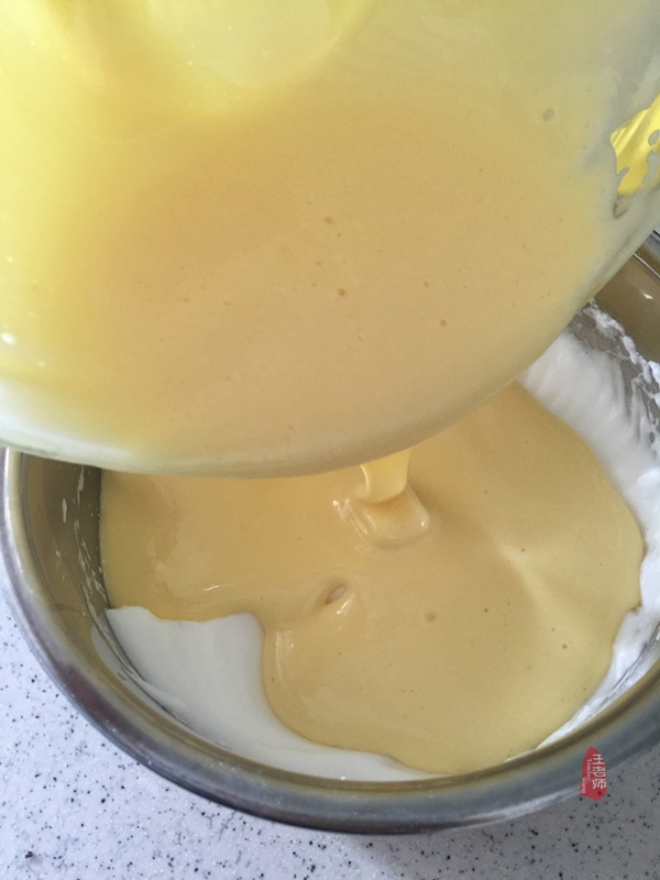 首次学做的蛋卷，特为孙女送上的儿童节礼物—曼越莓干蛋糕卷