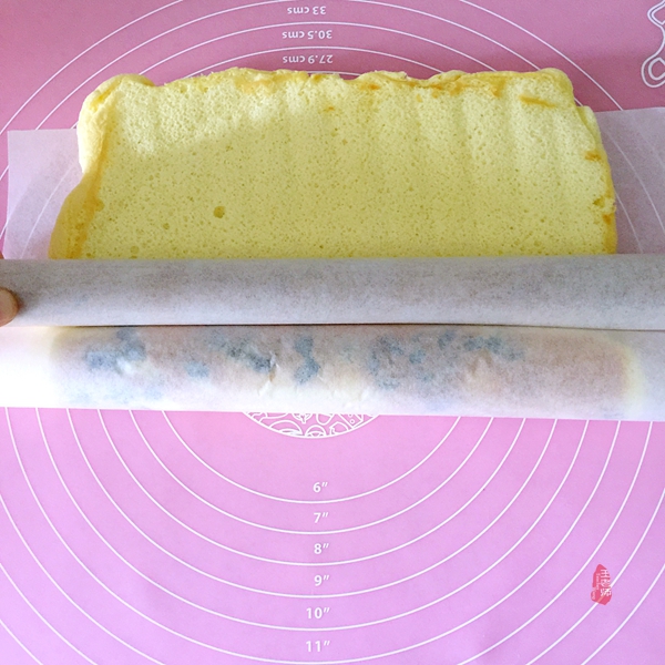 首次学做的蛋卷，特为孙女送上的儿童节礼物—曼越莓干蛋糕卷