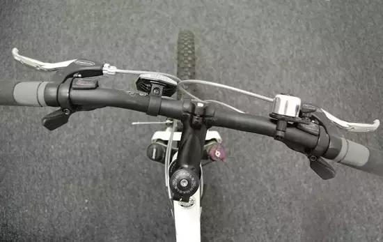 不谨慎撞到车但是车完好无损,不谨慎摔车了