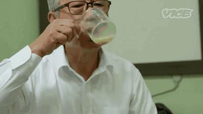 日本女记者品尝即将失传的屎酒！到最后还是吐了！