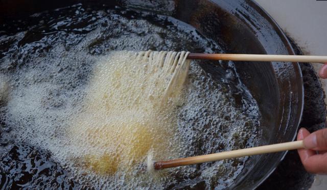 这个炸物10元1袋的炸物，景区大集卖疯了！原来是用它做成的？