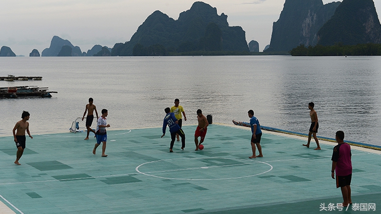 水上足球场的视频,漂浮水上的足球场