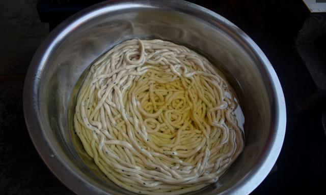 这个炸物10元1袋的炸物，景区大集卖疯了！原来是用它做成的？