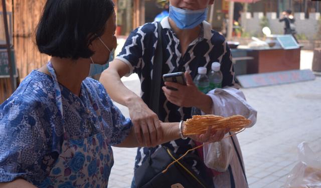 这个炸物10元1袋的炸物，景区大集卖疯了！原来是用它做成的？