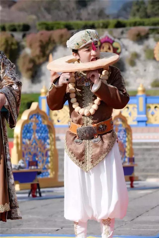 鹿晗忍不住对热巴放大招，逼问热巴“初吻”给了谁？！