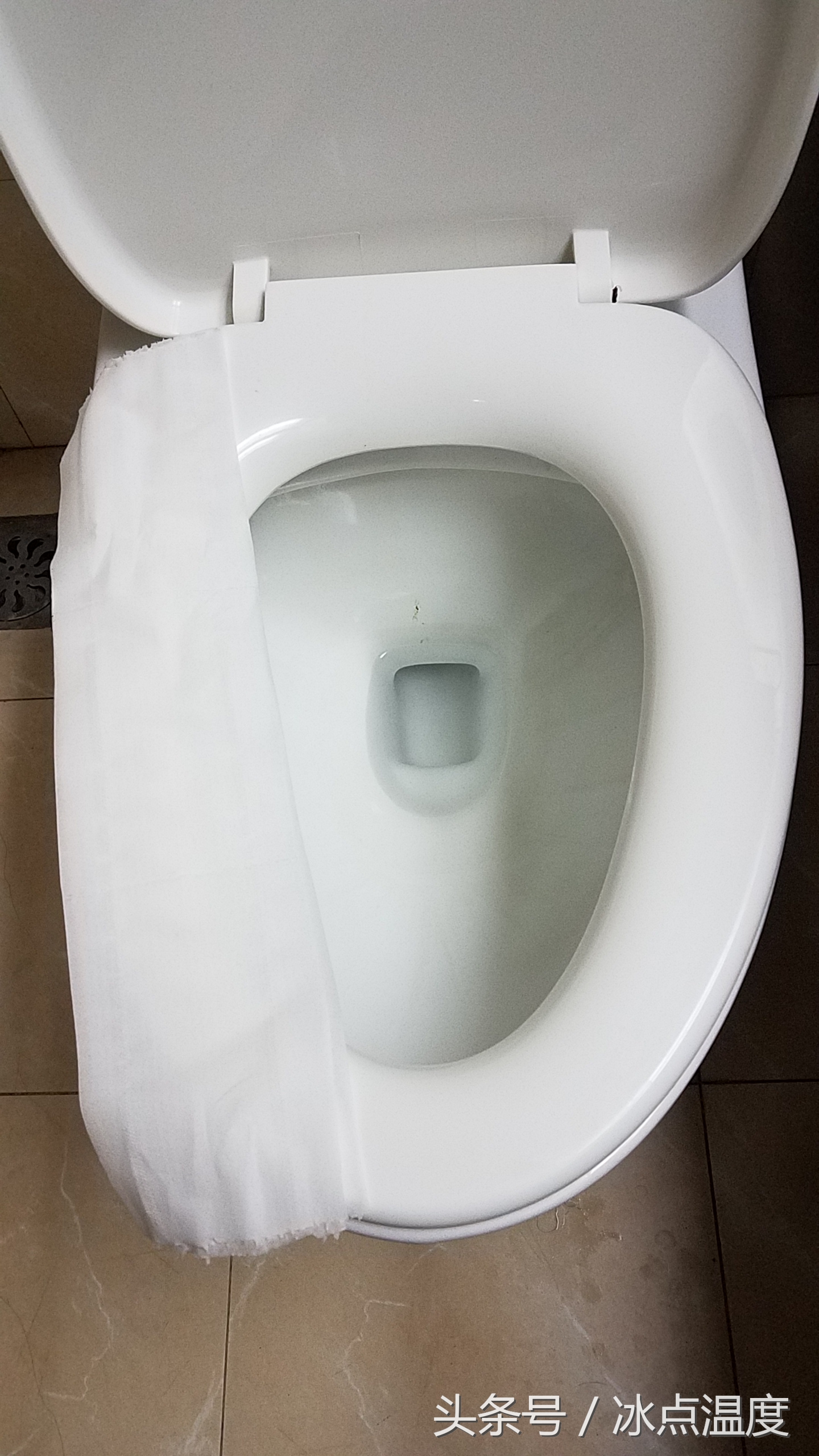 出门在外必须掌握这项实用技能：30秒制作一次性马桶垫