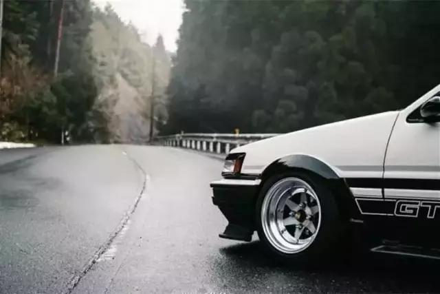 开车遇到丧葬队伍是好是坏,开车遇到丧事要关注哪些