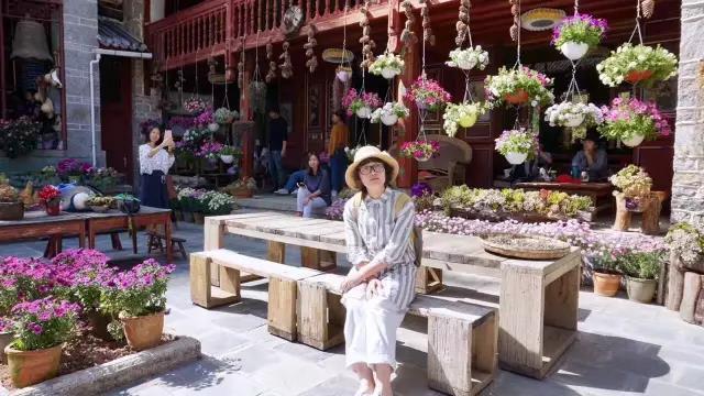 她离开城市回到故乡造了一个卖蛋糕咖啡的公益图书馆