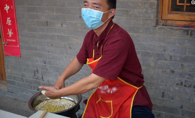 这个炸物10元1袋的炸物，景区大集卖疯了！原来是用它做成的？