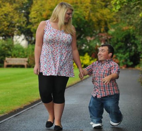 侏儒男和高个子女朋友的视频,侏儒娶高个老婆