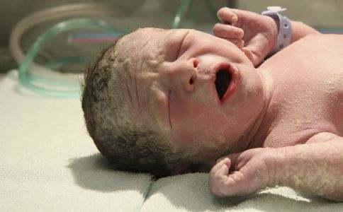 刚生出来的婴儿满脸胎脂,刚出生满脸胎脂的婴儿