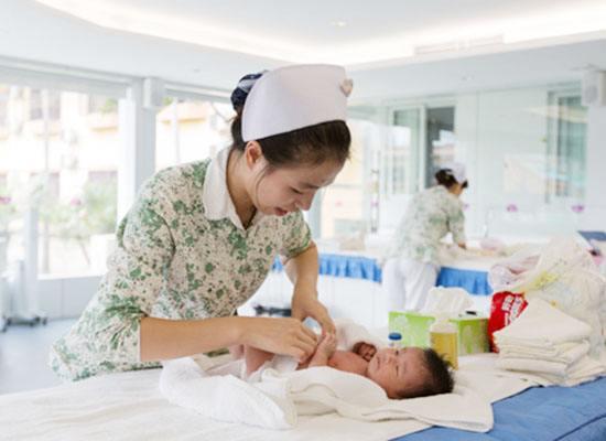 刚生出来的婴儿满脸胎脂,刚出生满脸胎脂的婴儿