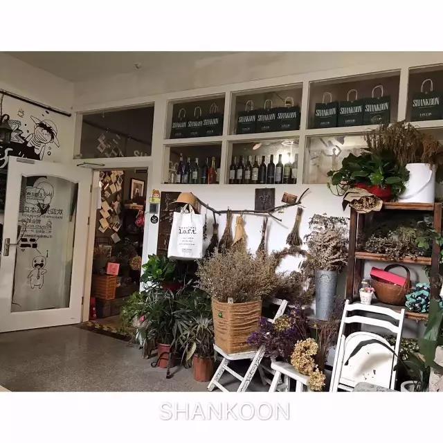 她离开城市回到故乡造了一个卖蛋糕咖啡的公益图书馆