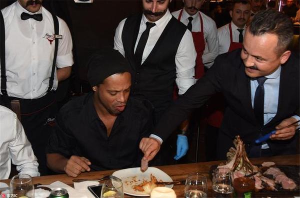 精力充沛的足球鬼才，热衷于大逛各国夜店，终于体能不达标淘汰！