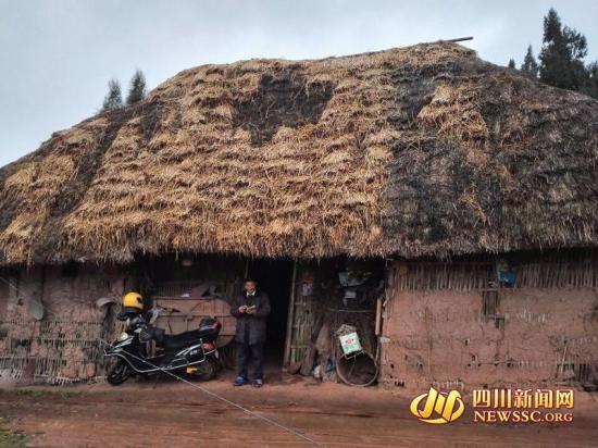 南充64岁大爷借款搞收藏十年入不敷出打工还债