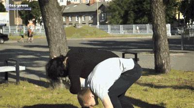 女生被扯头发防身小技巧,女生被陌生男掐脖子怎么办