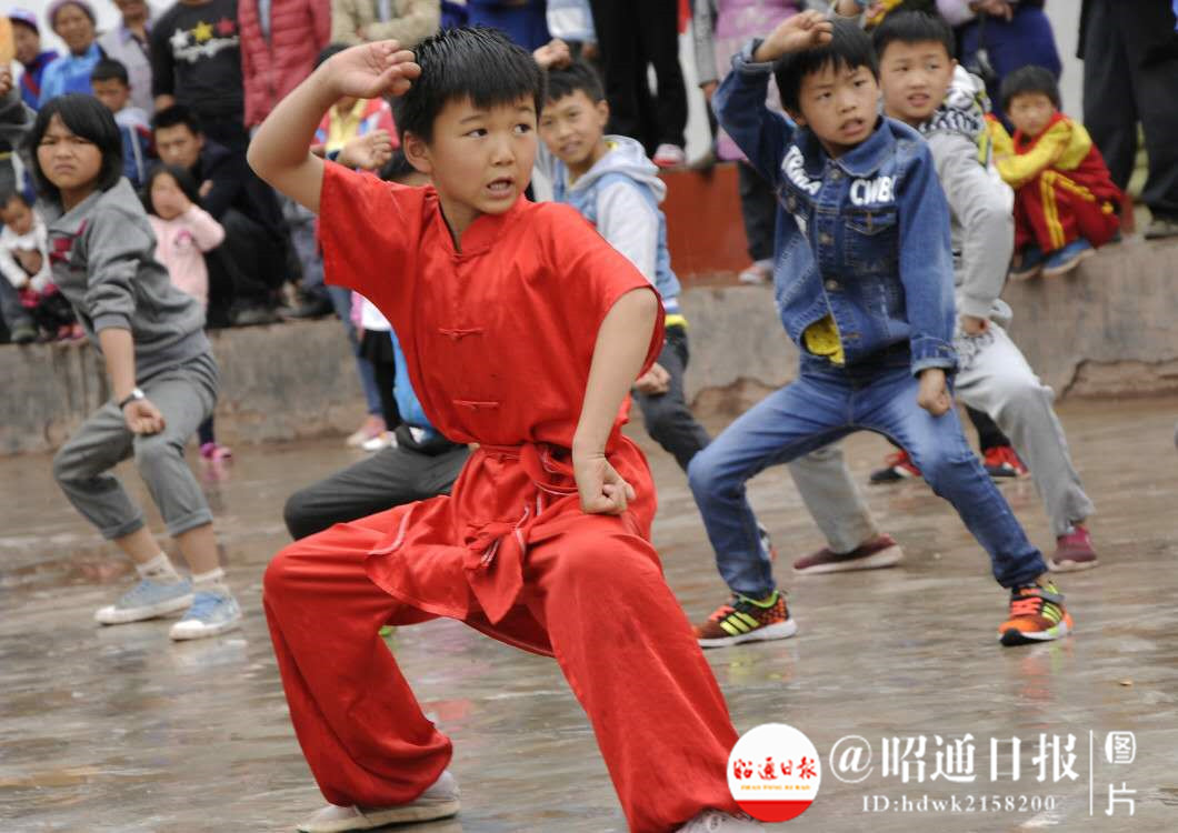 不远千里来昭通山区，中建二局三公司职工为的是和孩子过一个节日