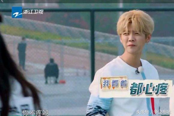 鹿晗给热巴送玫瑰花,鹿晗热巴高甜瞬间