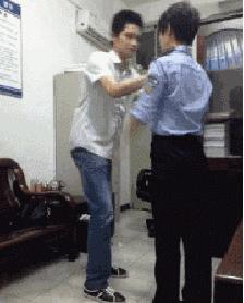 女生被扯头发防身小技巧,女生被陌生男掐脖子怎么办