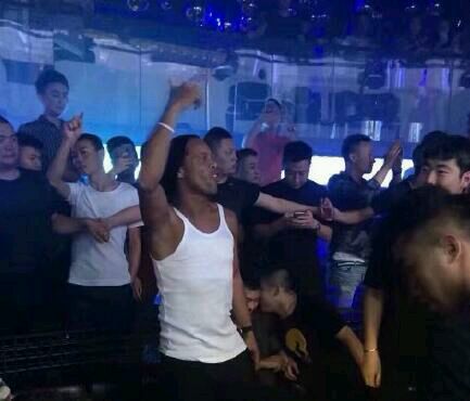 精力充沛的足球鬼才，热衷于大逛各国夜店，终于体能不达标淘汰！