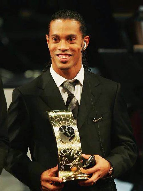 精力充沛的足球鬼才，热衷于大逛各国夜店，终于体能不达标淘汰！