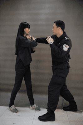 女生被扯头发防身小技巧,女生被陌生男掐脖子怎么办