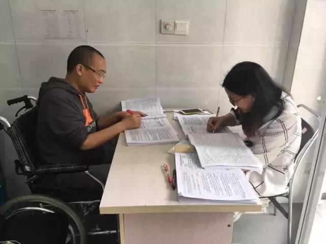 在身体“渐渐冰冻”的23年里，他用心温暖了1400多名学生