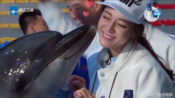 鹿晗给热巴送玫瑰花,鹿晗热巴高甜瞬间