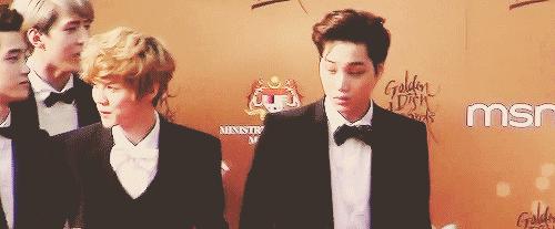 鹿晗球场飞吻单指双指,鹿晗跑男踢球飞吻哪一期