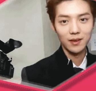 鹿晗球场飞吻单指双指,鹿晗跑男踢球飞吻哪一期