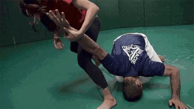 女生被扯头发防身小技巧,女生被陌生男掐脖子怎么办