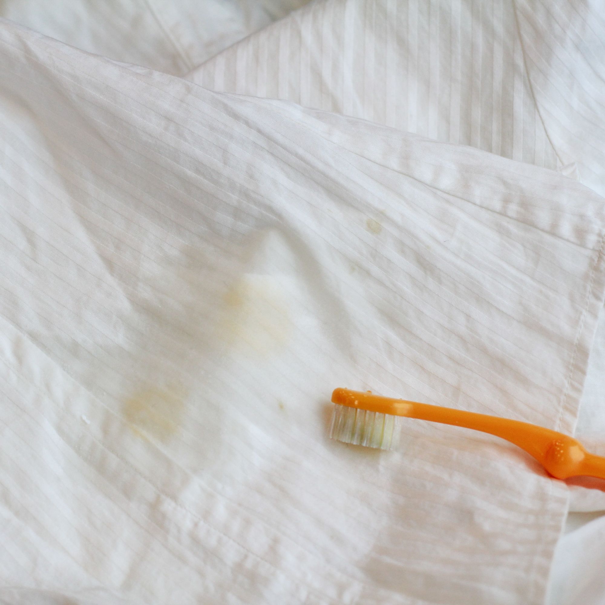 白衣服怎么洗才能变白不用工具,白色衣服发黄怎么洗白简单小妙招