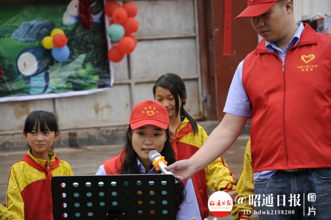 不远千里来昭通山区，中建二局三公司职工为的是和孩子过一个节日