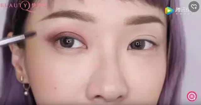 一个眼影盘搞定眼睛部分教程,粉色眼影盘妆容