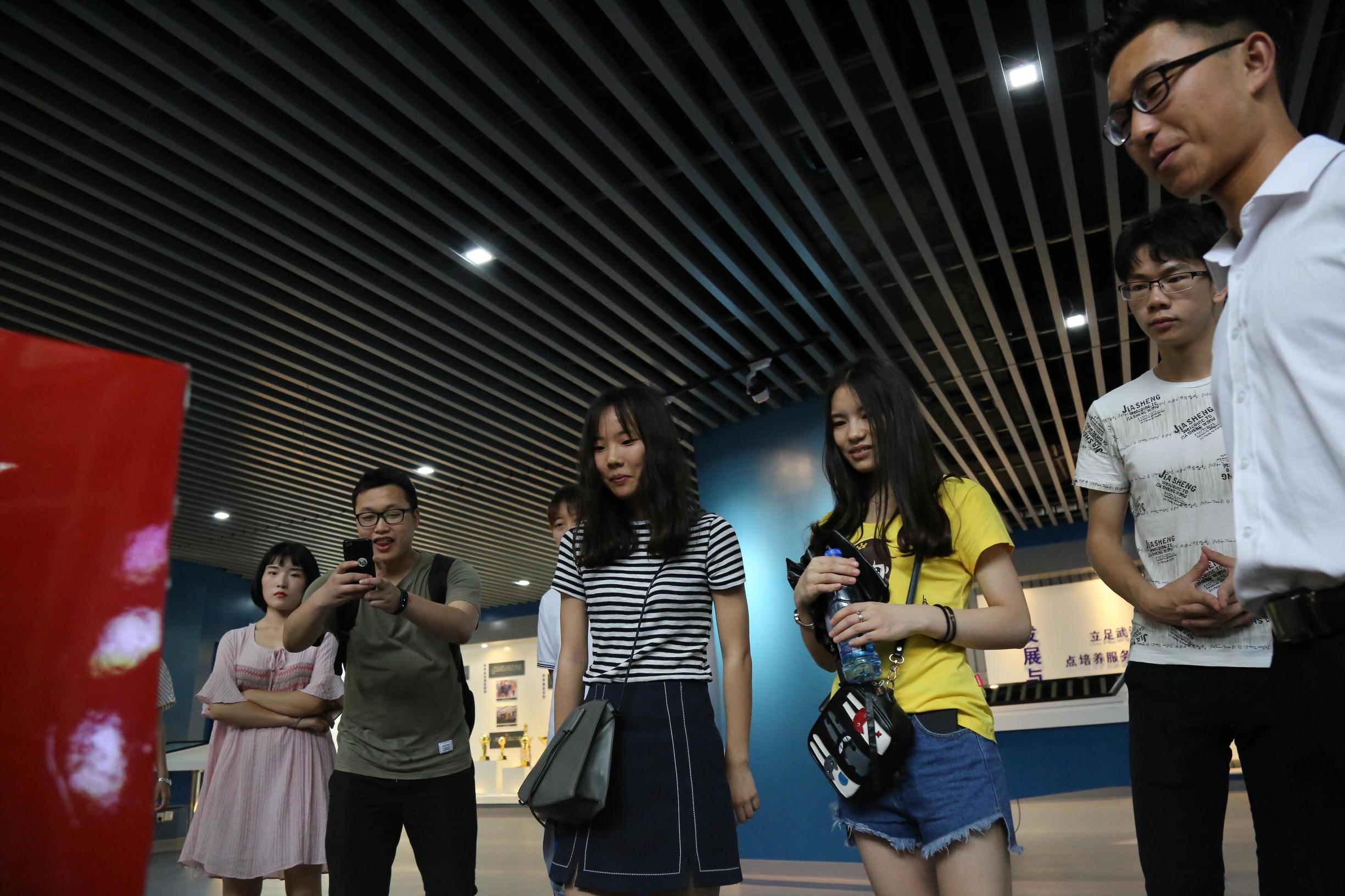 年近八旬市民饶有兴致参观武商院校史馆