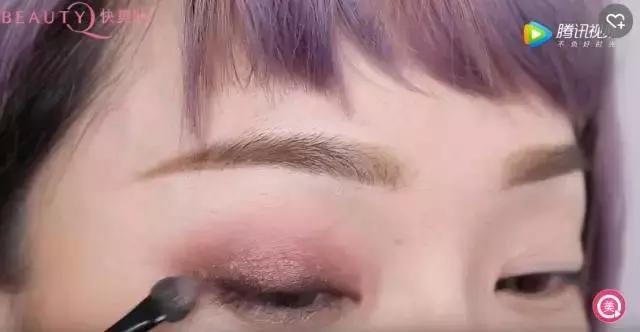 一个眼影盘搞定眼睛部分教程,粉色眼影盘妆容