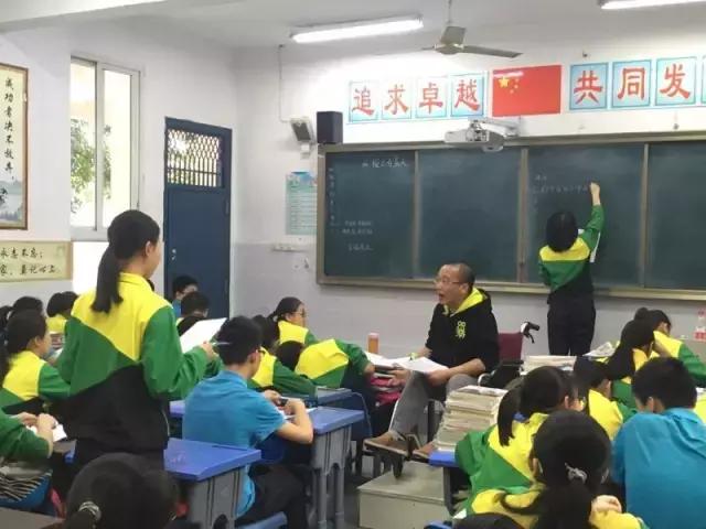在身体“渐渐冰冻”的23年里，他用心温暖了1400多名学生
