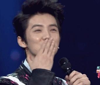 鹿晗球场飞吻单指双指,鹿晗跑男踢球飞吻哪一期