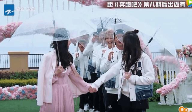 鹿晗球场飞吻单指双指,鹿晗跑男踢球飞吻哪一期