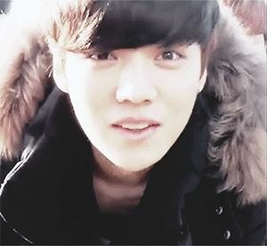 鹿晗球场飞吻单指双指,鹿晗跑男踢球飞吻哪一期