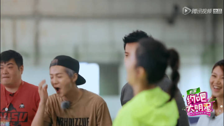 应采儿鹿晗名场面,鹿晗私下开车