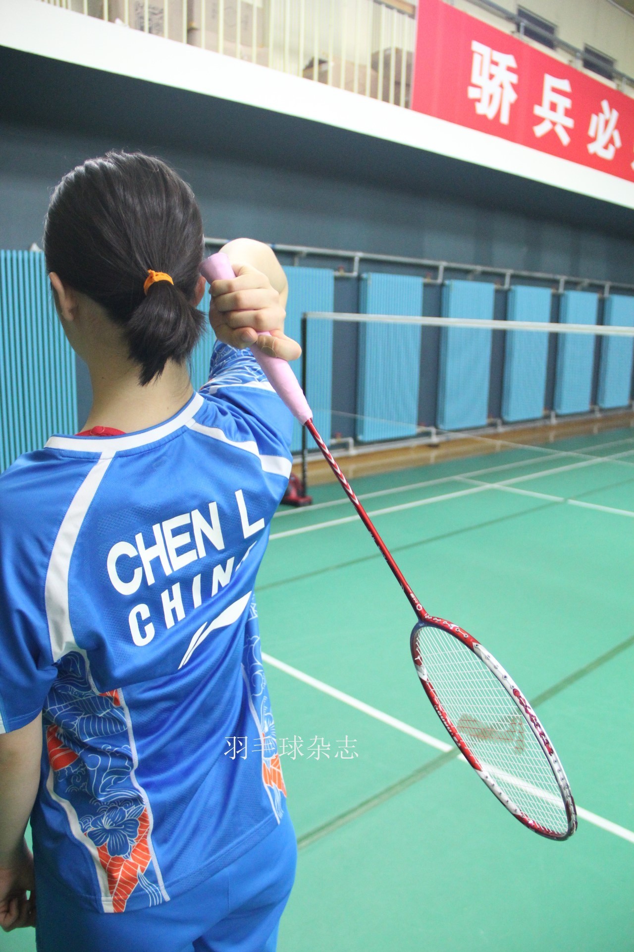 国羽教练来教球：打后场高远球是有小窍门的！