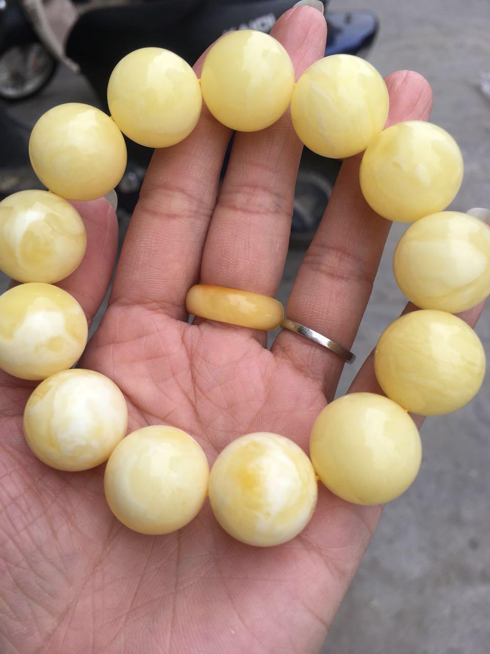 鸡油黄蜜蜡和白蜜哪个好,鸡油黄蜜蜡好看还是白花蜜蜡好看